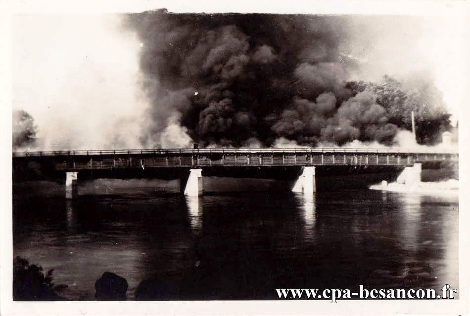 BESANÇON. Pont Canot. Les Français le font sauter en juin 40... refait en bois par les Allemands ; ces derniers l'incendie le mardi 5 septembre 1944.